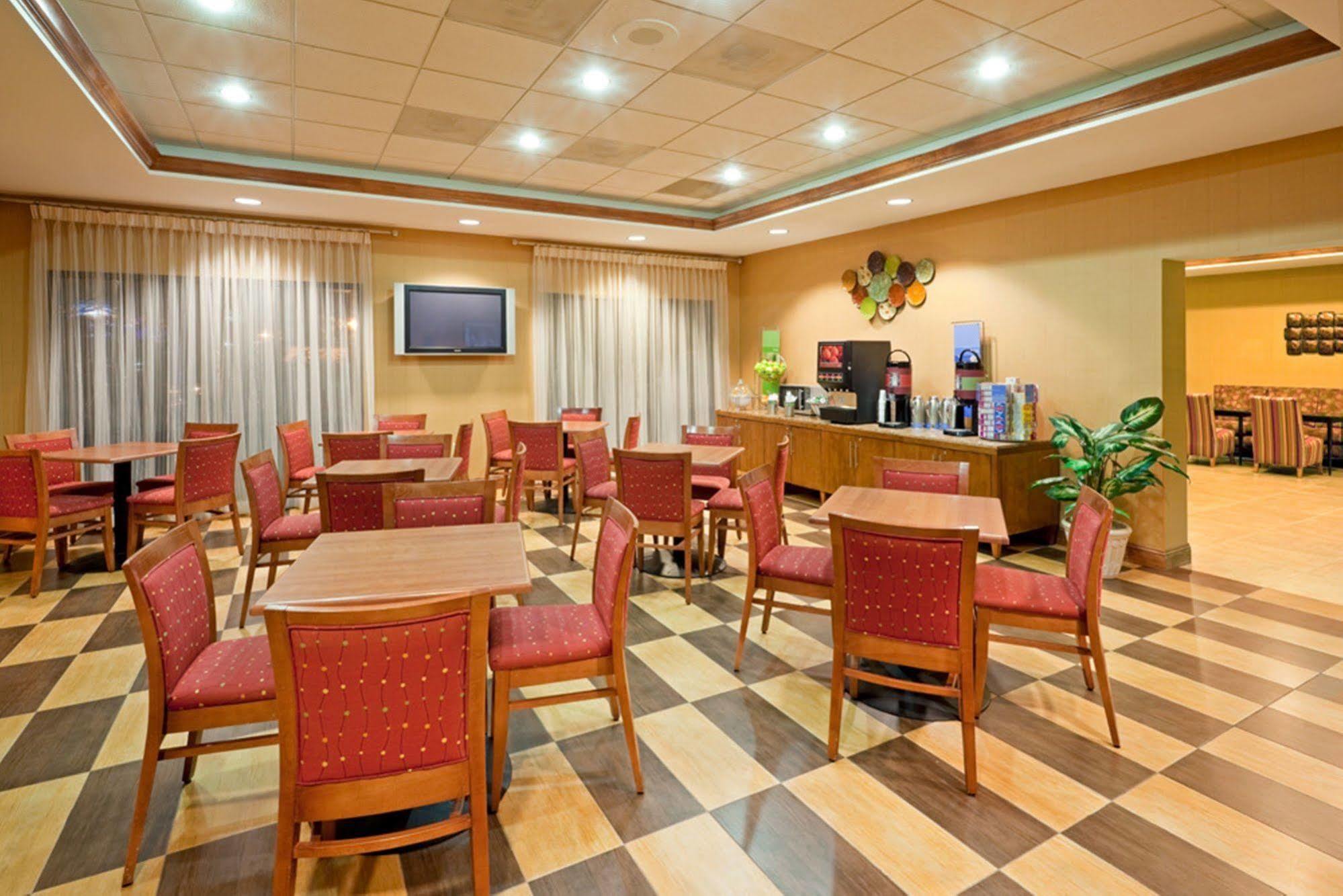 Hampton Inn Boston Logan Airport Restaurant photo